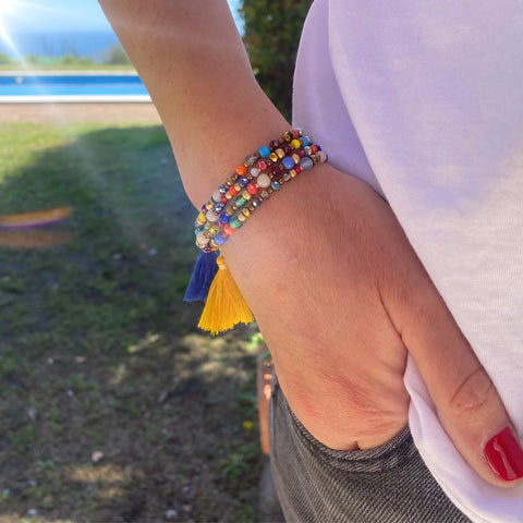 Bracelet élastique double perles multicolore et pompon marine