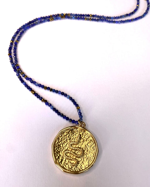 Collier lapis lazuli médaille serpent doré à l'or fin