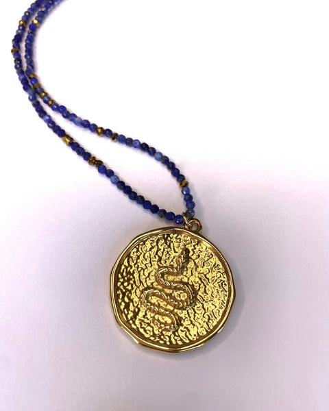 Collier lapis lazuli médaille serpent doré à l'or fin