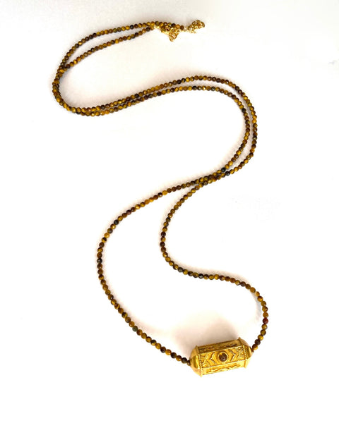 Collier de perles jaspe amulette dorée à l'or fin pierre cornaline