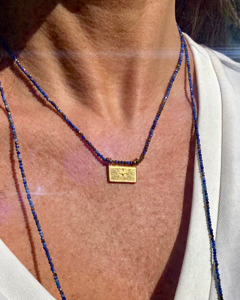 Collier ras de cou perles Lapis lazuli pendentif rectangle doré à l'or fin