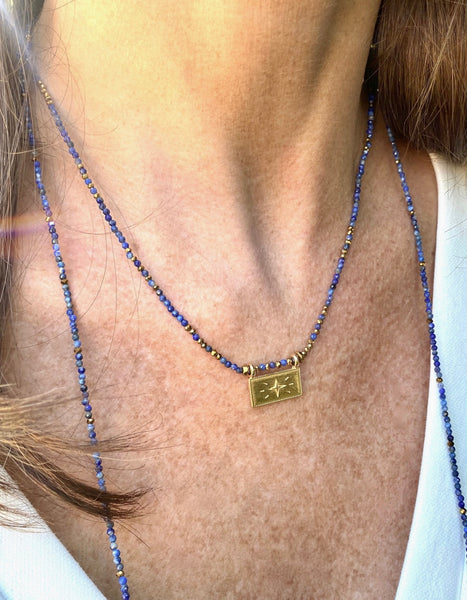 Collier ras de cou perles Lapis lazuli pendentif rectangle doré à l'or fin