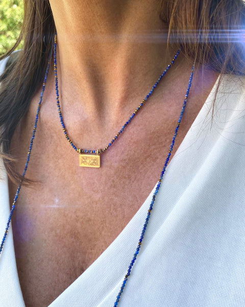 Collier ras de cou perles Lapis lazuli pendentif rectangle doré à l'or fin