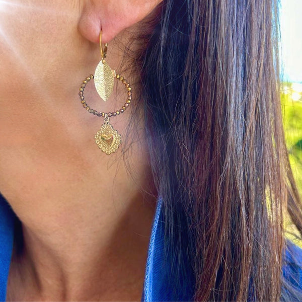 Boucles d'oreilles perles dorées et médaille Ex Voto