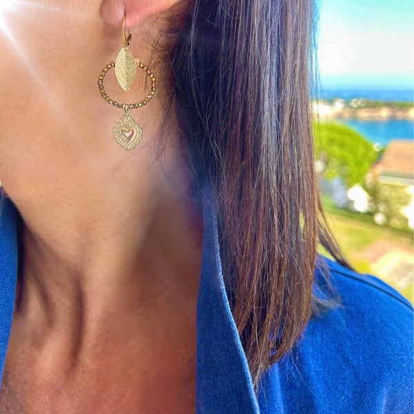 Boucles d'oreilles perles dorées et médaille Ex Voto
