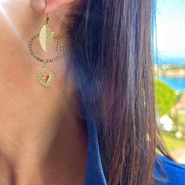 Boucles d'oreilles perles dorées et médaille Ex Voto