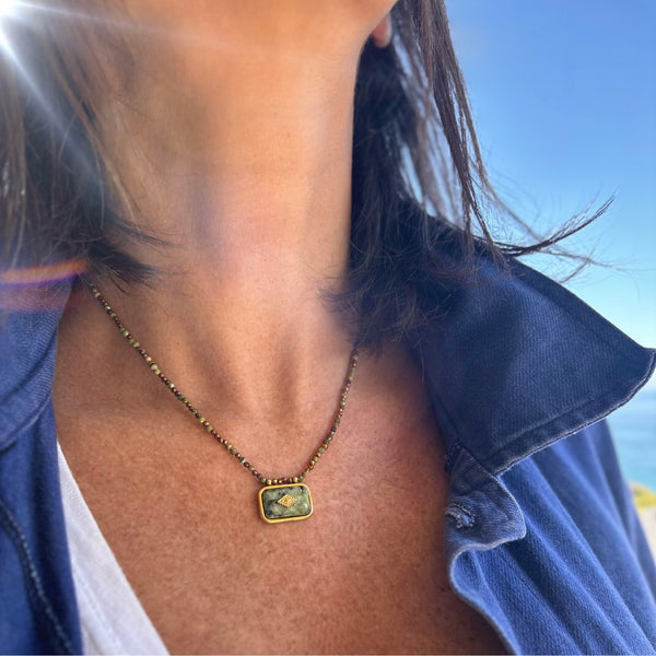 Collier court Pendentif rectangle bombée turquoise africaine