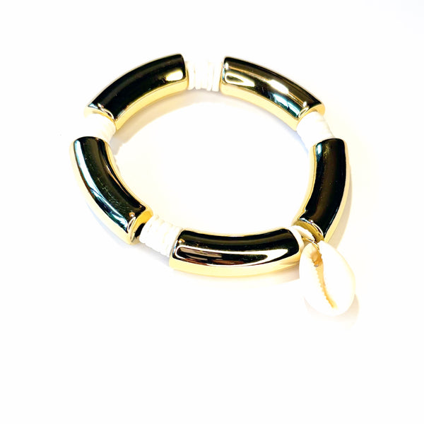 Bracelet doré et coquillage