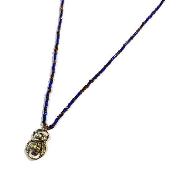 Collier perles miyuki bleu perles de verre doré et pendentif scarabée