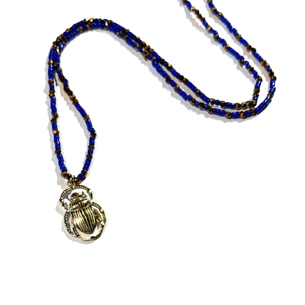 Collier perles miyuki bleu perles de verre doré et pendentif scarabée