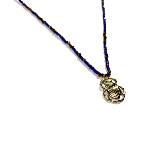 Collier perles miyuki bleu perles de verre doré et pendentif scarabée