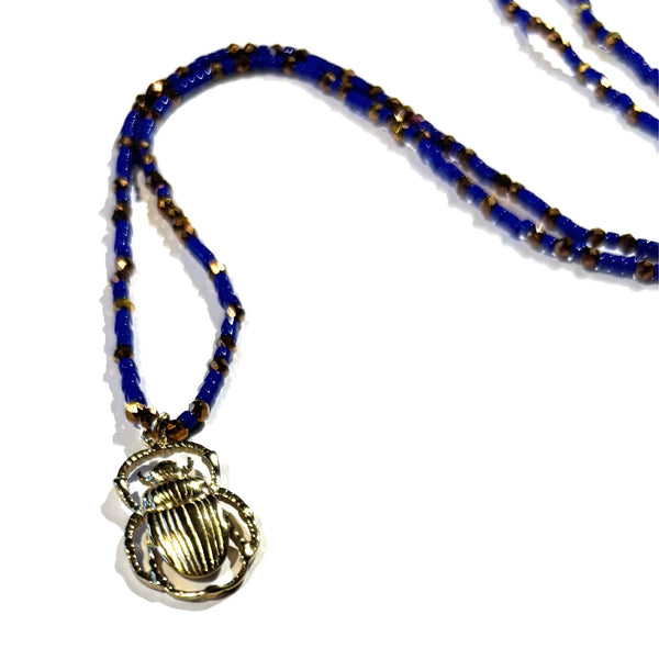 Collier perles miyuki bleu perles de verre doré et pendentif scarabée