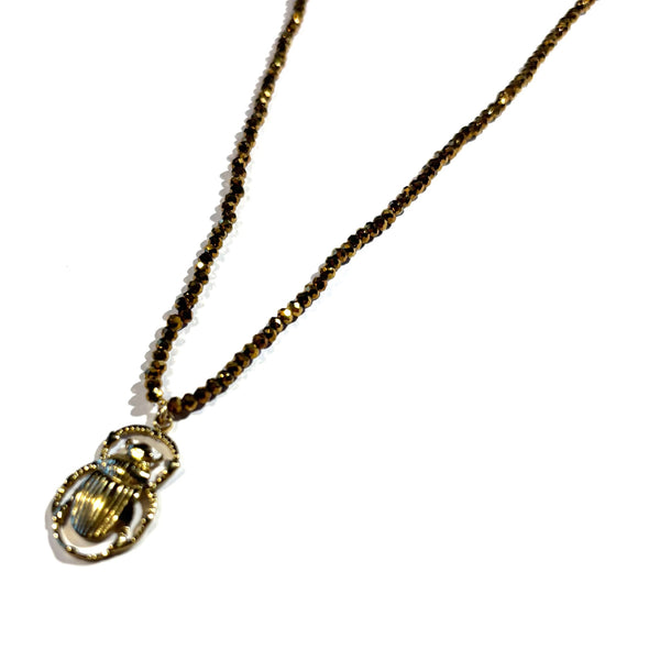 Collier perles de verre et scarabée doré