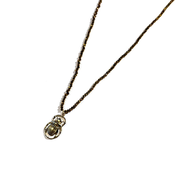 Collier perles de verre et scarabée doré