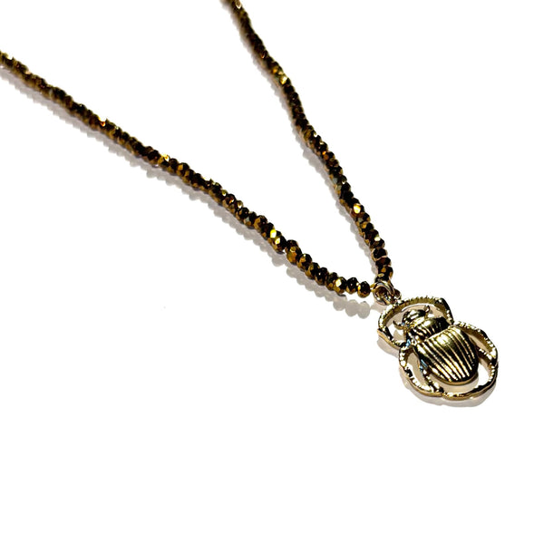 Collier perles de verre et scarabée doré