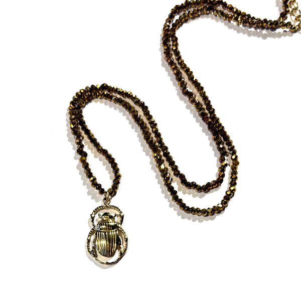 Collier perles de verre et scarabée doré