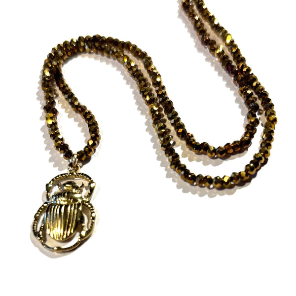 Collier perles de verre et scarabée doré
