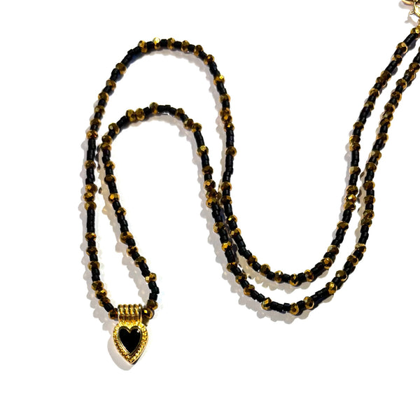 Collier perles de verre pendentif coeur doré noir