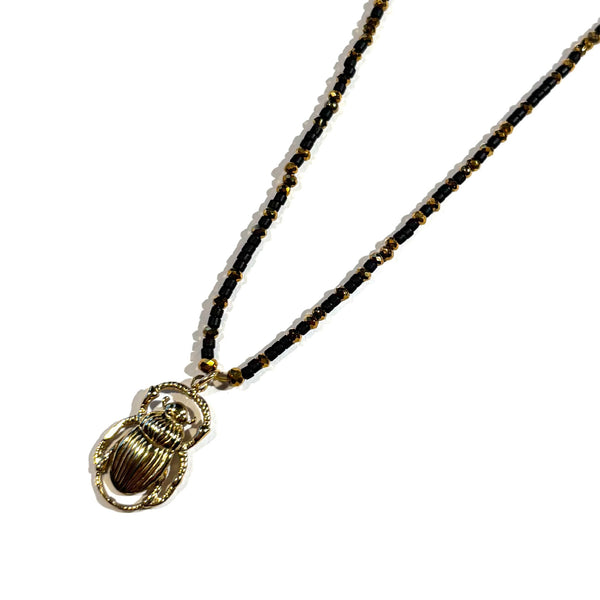 Collier perles miyuki noir perles de verre doré et scarabée