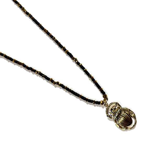 Collier perles miyuki noir perles de verre doré et scarabée