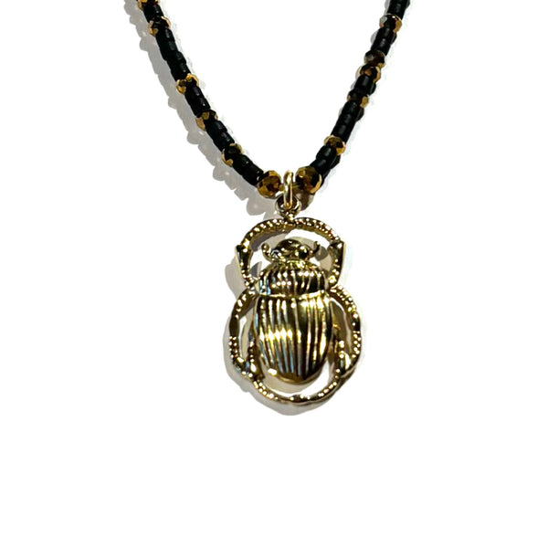 Collier perles miyuki noir perles de verre doré et scarabée
