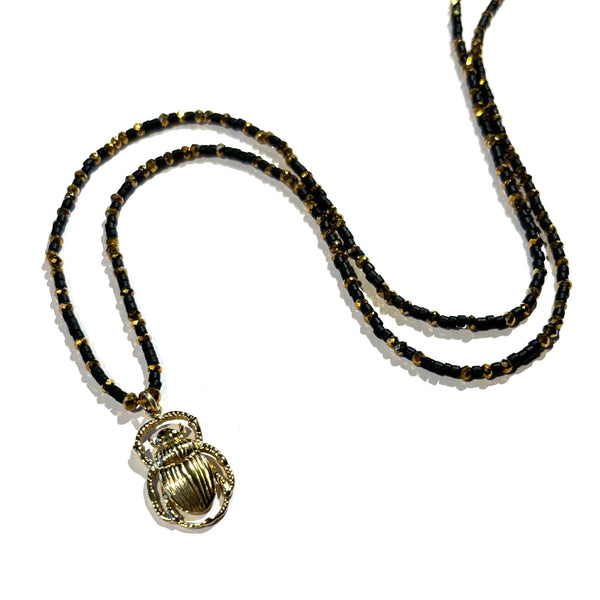 Collier perles miyuki noir perles de verre doré et scarabée