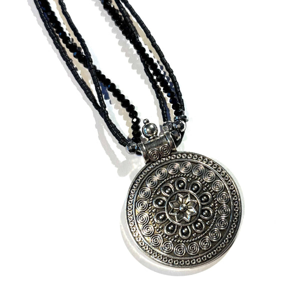 Collier perles noir et pièce ethnique argenté