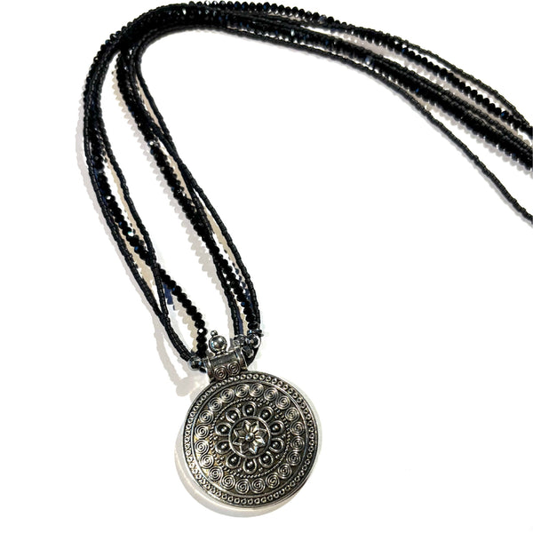 Collier perles noir et pièce ethnique argenté