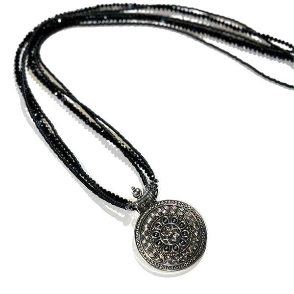 Collier perles noir et pièce ethnique argenté