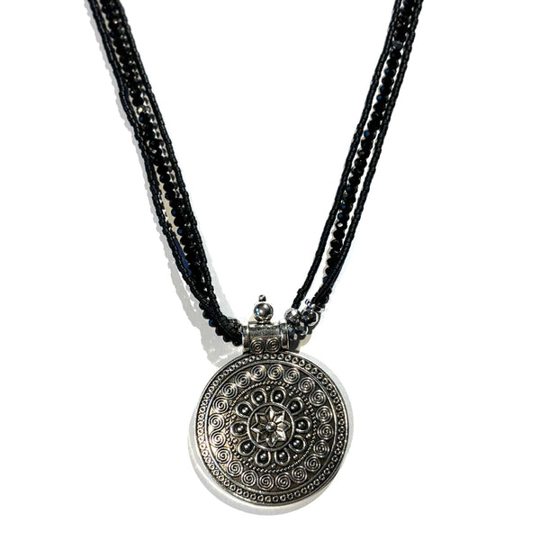 Collier perles noir et pièce ethnique argenté