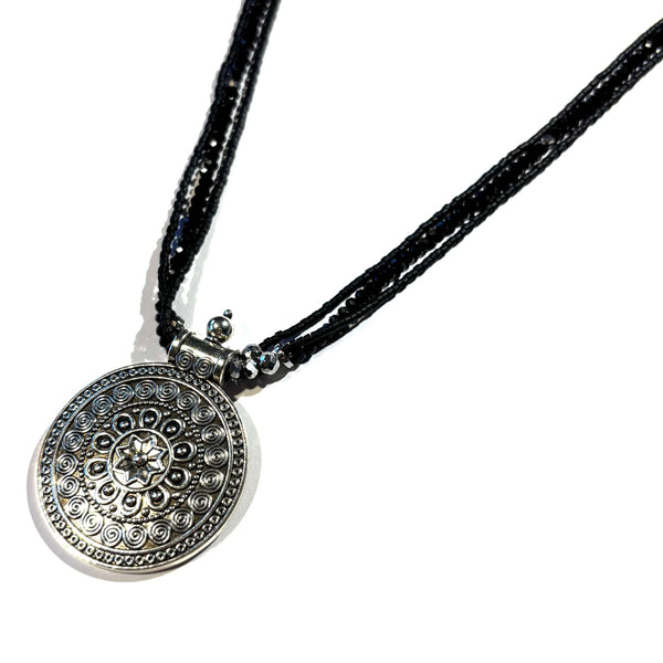 Collier perles noir et pièce ethnique argenté