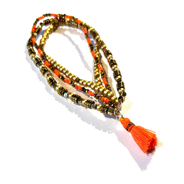 Bracelet pompon orange fluo