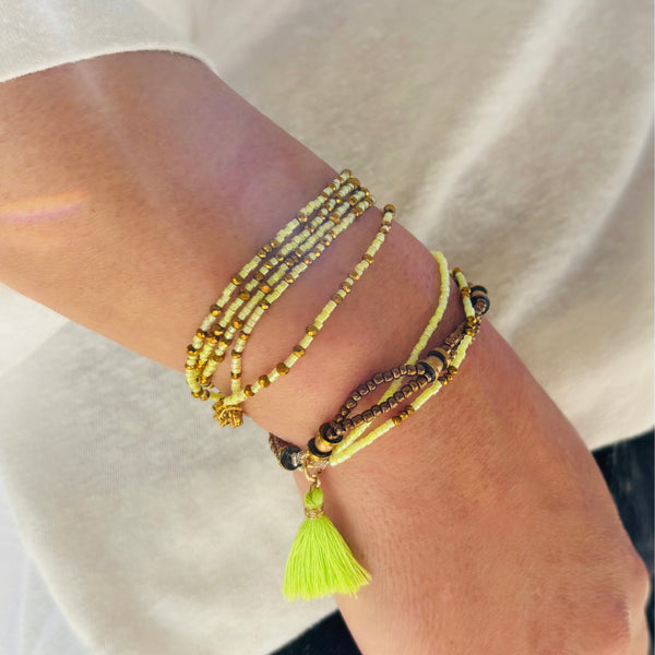 Bracelet pompon jaune fluo