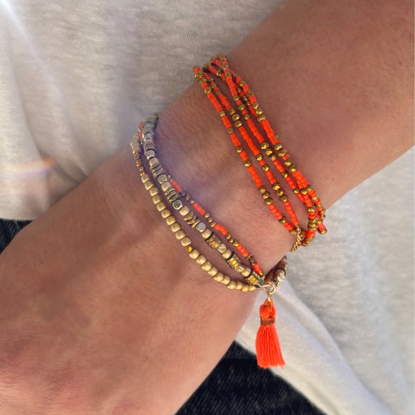 Bracelet pompon orange fluo
