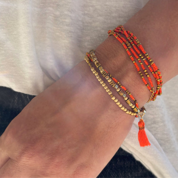 Bracelet pompon orange fluo