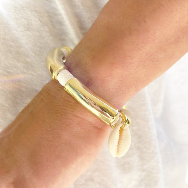 Bracelet doré et coquillage
