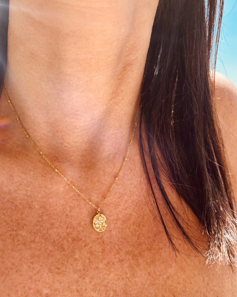 Collier fin médaille croix strass