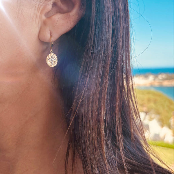 Boucles d'oreilles médaille croix strass