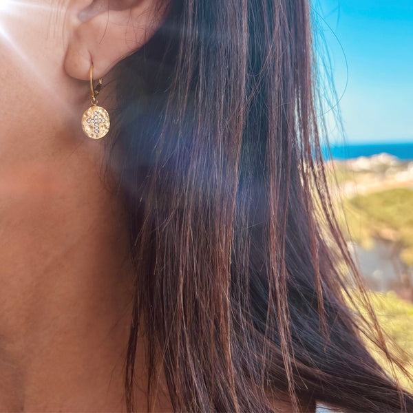 Boucles d'oreilles médaille croix strass